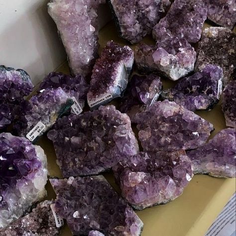 Lavender Grunge, Mal Aesthetic, Purple Grunge, Geode Decor, Princess And The Pauper, Purple Vibe, Queen Aesthetic, Raven Queen, Crystal Aesthetic