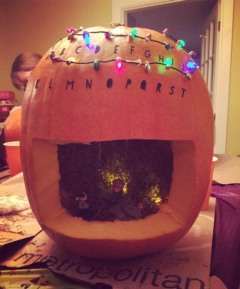 Stranger Things inspired pumpkin! Stranger Things Carved Pumpkin, Pumpkin Carving Ideas Stranger Things, Stranger Things Pumpkin Carving Ideas, Stranger Things Pumpkin, Pumpkin Carve, Creative Pumpkin Decorating, Creative Pumpkin Painting, Pumpkin Decorating Contest, Stranger Things Halloween