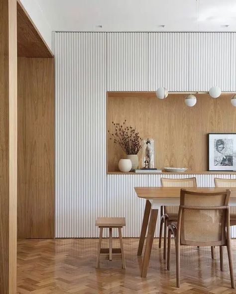 a small white built in kitchen with ribbed cabinets, a niche as a countertop clad with plywood and a dining zone right here Japandi Interiors, Japandi Home, Japandi Interior, Dinner Room, Kitchen Room Design, Home Interiors, Apartment Interior, Room Table, Home Staging