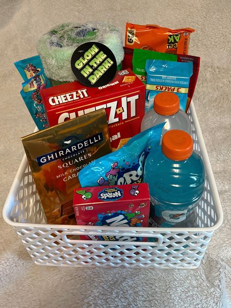 Senior Boyfriend Gifts, Senior Day Baskets, Football Bf Basket, Football Game Basket Ideas, Senior Night Gifts For Boyfriend, Senior Night Basket Ideas Football, Football Camp Basket, Basketball Baskets For Boyfriend, Cute Boyfriend Basket Ideas