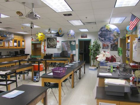 Creative science Classroom decorations. Who wouldn't want to learn science in this classroom? High School Science Classroom, Science Room, Science Classroom Decorations, Classroom Decor High School, High School Photos, Classroom Tour, Biology Classroom, High School Biology, Secondary Science