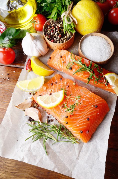 Best Muscle Building Foods, Raw Salmon, Muscle Building Foods, Cholesterol Lowering Foods, Muscle Food, Fatty Fish, Cooking Salmon, Idee Pasto Sano, Baking Paper