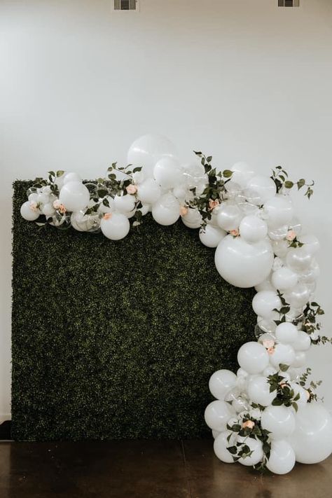 Balloon Garland Wedding Backdrop, Wedding Balloon Garland With Flowers, Greenery Wall With Balloon Arch, Balloon Arch Boxwood Wall, White And Greenery Balloon Arch, Engagement Party Photo Backdrop Balloons, Balloon Garland Wedding Reception, Engagement Party Balloon Arch Backdrop, Wedding Backdrop Reception Balloons