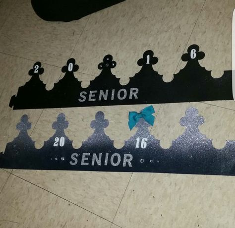 Senior Crown Ideas For Boys, Graduation Cap Designs College, Senior Year Diy, Senior Crown Ideas, Portrait Outfits, Senior Year Things, Senior Things, Senior Year Fun, Senior Portrait Outfits