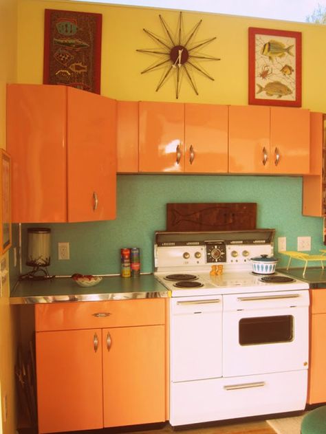 Continuous laminate countertop and backsplash. @ Retro Renovation Retro Kitchen Cabinets, Laminate Kitchen Cabinets, 1970s Kitchen, Mcm Kitchen, Retro Renovation, Casa Vintage, Mid Century Modern Kitchen, Mid Century Kitchen, Retro Interior