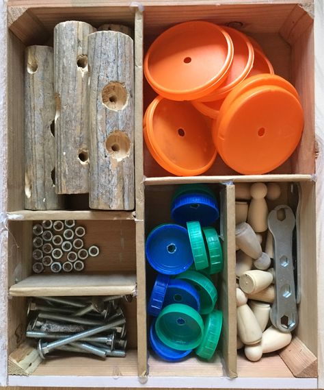 Recycled lids and wood. Build a car, maybe? Loose parts Provocation Box Ideas, Loose Parts Storytelling, Preschool Loose Parts Activities, Loose Parts Kindergarten Activities, Loose Parts Preschool, Loose Part, Loose Parts Play, Reggio Inspired Classrooms, Outdoor Learning Spaces