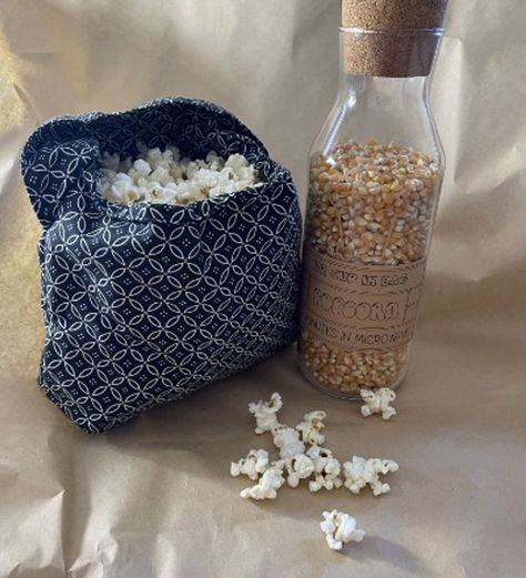 Popcorn Bags Diy, Popcorn Pouch, Popcorn Microwave, Microwave Popcorn Bag, Popcorn Bag, Make Gifts, Popcorn Kernels, Popcorn Bags, Microwave Popcorn