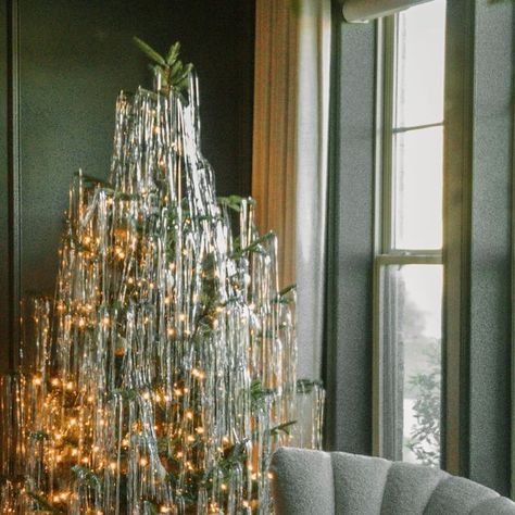 Julia Arceri on Instagram: "I’ve never done a tinsel tree before, so I scoured the internet for the best (and cleanest!) way to hang it- and found this method to be pretty much flawless! ✨ I love how beautifully it drapes from the tree! One other thing I did was give it a “haircut” if looked like it was dragging in a certain spot (like the floor). I think I’m sold on tinsel now!! 🤩🙌🏼 comment DRIP and I’ll send you the link to the tinsel I used. I used 2 packs to create this look!" Small Tinsel Tree, Christmas Food Crafts Gifts, Tinsel Decorating Ideas, Julia Arceri, Nye Aesthetic, Tassel Christmas Tree, Silver Tinsel Tree, Christmas Food Crafts, Stick Christmas Tree