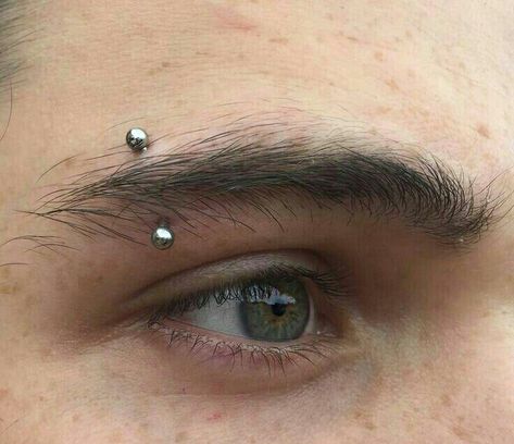 Eyebrow Piercing Men, Piercing Placement, Piercing Bouche, Men's Piercings, Face Piercings, Cool Piercings, Cute Piercings, Facial Piercings, Eyebrow Piercing