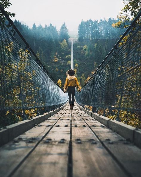 Travel Pose, Deco House, Bridge Photography, Bridge Pose, Friend Pictures Poses, Travel Pictures Poses, Portrait Photography Poses, Foto Poses, Suspension Bridge