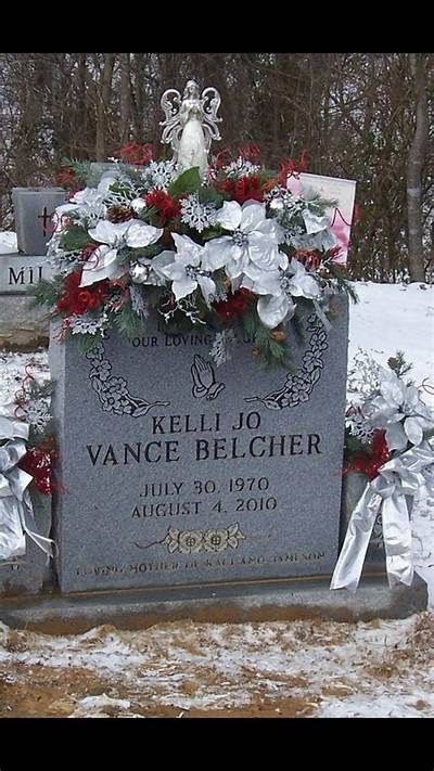 Cemetary Decorations, Headstones Decorations, Gravesite Decorations, Flowers For Mom, Grave Flowers, Family Flowers, Cemetery Decorations, Grave Decorations, Christmas Flower Arrangements