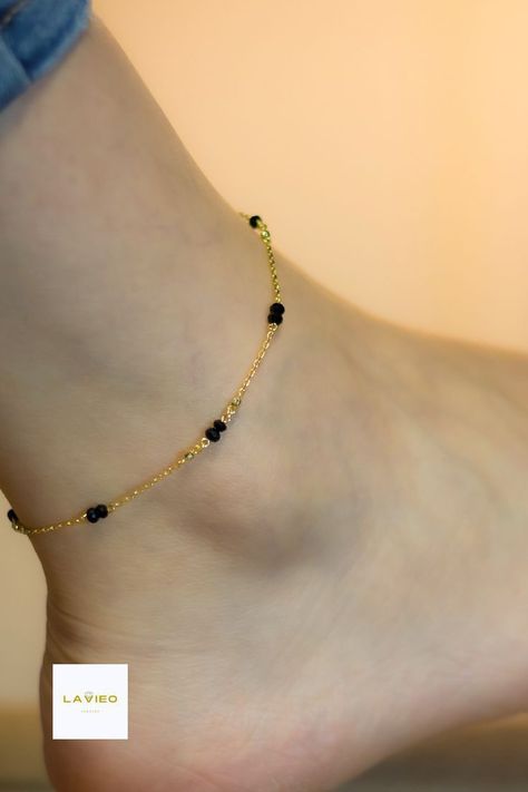 Gold Anklet Designs, Pearl Bangles Gold, Anklet Ideas, Black Stone Bracelet, Stone Anklet, Black Anklet, Ankle Bracelets Gold, Mejuri Jewelry, Diamond Anklet