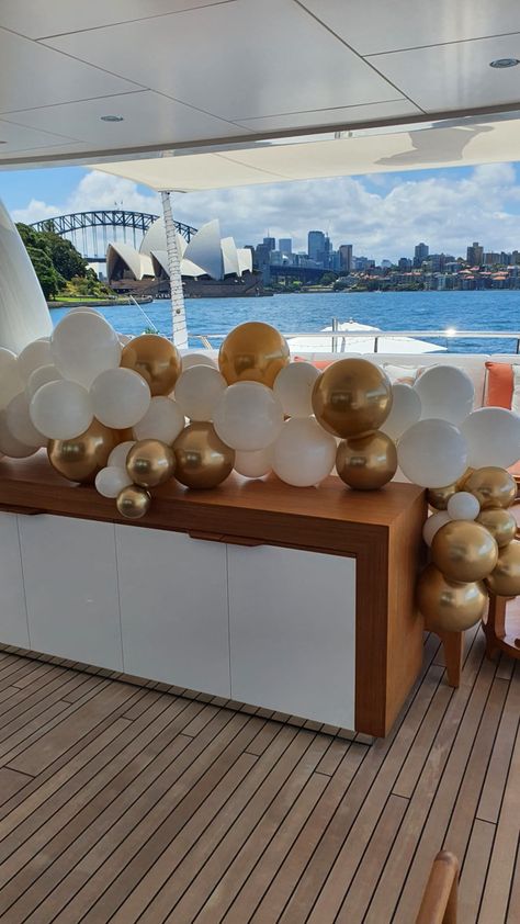 Boat Balloon Decoration, All White Boat Party, Birthday Yacht Party, Boat Birthday Party Ideas Decoration, Yacht Party Decorations, White Boat Party, Yacht Decorating Ideas, Yacht Birthday Party, Yacht Party Theme