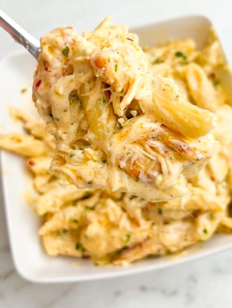 Garlic Parmesan Chicken Pasta No Mess Dinner Recipes, Garlic Parm Sauce, Garlic Parmesan Chicken Pasta, Wings Sauce, Creamy Cheesy Pasta, Parmesan Chicken Pasta, Garlic Parmesan Pasta, Batch Baking, Cream Sauce Pasta