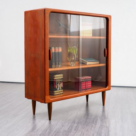 Mcm Furniture, Deco Retro, Glass Display, Funky Furniture, Retro Furniture, Glass Cabinet, Retro Home Decor, Furniture Inspiration, Mid Century Modern Furniture