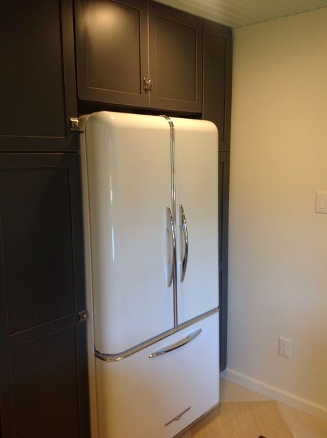 Vintage Style Fridge, Vintage Looking Fridge, Fridge Styles, White Fridge Kitchen, Farmhouse Kitchen Gray, Farmhouse Fridge, Modern Fridge, Fridge Ideas, Cute Refrigerator