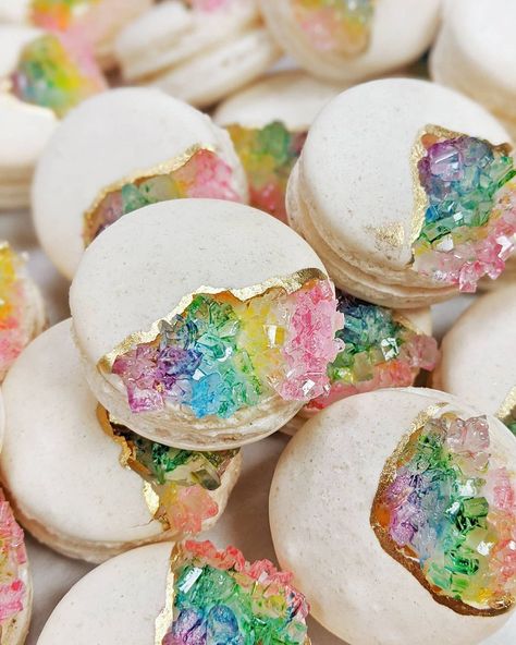 Mac Lab Bakery on Instagram: “🌈💛Ending your Sunday with some rainbow geodes🌈💛” Candy Decorations Diy, Colorful Desserts, Macaron Cookies, Macaron Recipe, Pretty Cookies, Bakery Recipes, Fun Baking Recipes, Rock Candy, Cute Desserts