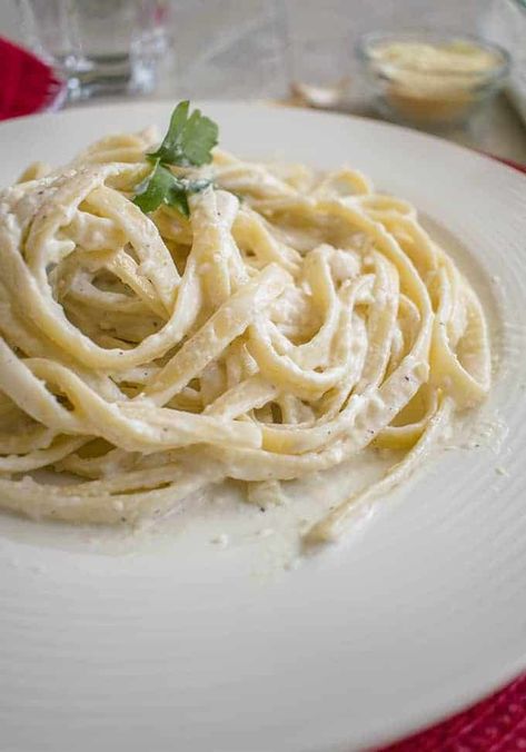 Homemade Alfredo Sauce with Garlic Best Fettuccine Alfredo, Easy Homemade Alfredo, Garlic Alfredo Sauce, Fettuccine Alfredo Recipe, Alfredo Sauce Recipe Easy, Pinto Bean Recipes, Alfredo Sauce Recipe Homemade, Homemade Pasta Recipe, Fettuccine Alfredo Recipes