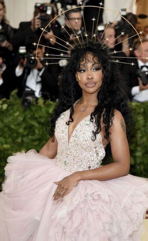 SZA looks phenomenal in her dress at the 2018 Met Gala. The headpiece made me choose it as one of my top choices of all the looks. Meet Gala, Harry Styles Met Gala, Best Met Gala Looks, Gala Themes, Met Gala Outfits, Met Gala Dresses, Gala Party, Gala Outfit, Gala Fashion