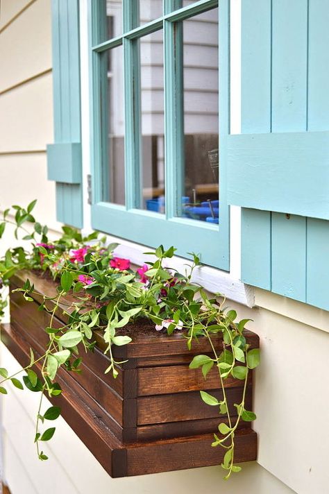 DIY Window Box Planters Flower Boxes For Railings, Diy Window Box Planter, Wood Window Boxes, Window Boxes Diy, Window Planter, Window Plants, Window Box Flowers, Cedar Planters, Window Planters