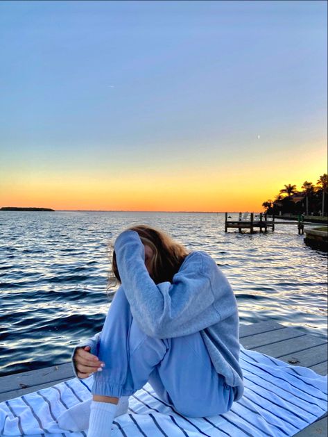 summer sunrise florida fl dock sea ocean beach day fun sweatshirt sweatpants brandy melville towel palm trees obx piter banks Cold Lake Aesthetic, Dock Picture Ideas, Dock Photo Ideas, Beach Dock Pictures, Lake Dock Pictures, Dock Poses, Dock Pictures Instagram, Cottage Photoshoot, Dock Photoshoot