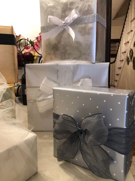 Wrapped Gifts Aesthetic, White Christmas Presents, White Christmas Present Wrapping, Silver Wrapping Paper Ideas, White And Silver Wrapping Christmas Gifts, White And Gold Christmas Gift Wrapping, Black Presents Wrapping Papers, Gifts Wrapping Diy, Silver Paper