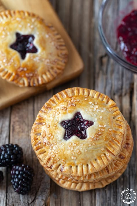 Fresh Blackberry Hand Pies Blackberry Hand Pies Recipes, Blackberry Hand Pies Easy, Freezer Hand Pies, Blueberry Hand Pie, Blackberry Mini Pies, How To Make Hand Pies, Healthy Hand Pies, Fresh Blackberry Recipes, Mini Blackberry Pies