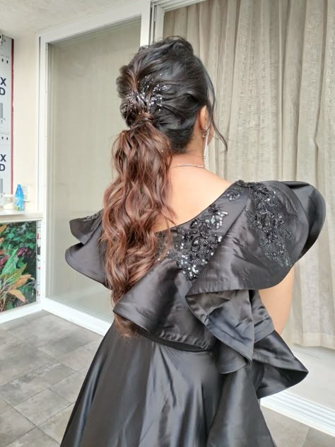 Glitter Ponytail Hairstyles, Wedding Guest Hairstyles For Long Hair Ponytail, Girlish Hairstyles On Lehenga, Pony Hairstyles Wedding, Pony Hairstyles Wedding Indian, Latest Hairstyles For Weddings Indian, Hairstyle With Gown, Glitter Hairstyle, Haldi Hairstyle