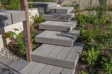 Chunky overlapping floating steps in garden made from composite deck. By Hampshire and Surrey Garden Designer  - Simon Orchard Garden Design Decking Stairs, Floating Steps, Deck Addition, Garden Decking, Decking Ideas, Multi Level Deck, Orchard Garden, Deck Steps, Floating Garden