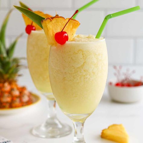 Piña Colada Virgin, Frozen Daiquiri Recipe, Pina Colada Mocktail, Frozen Pina Colada, Virgin Pina Colada, Blender Drinks, Frozen Daiquiri, Daiquiri Recipe, Pina Colada Recipe