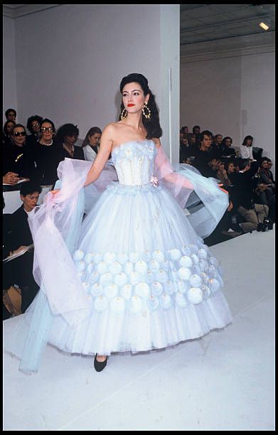 Chanel Gown, 90s Runway Fashion, Runway Fashion Couture, Collection Couture, Vintage Runway, Chanel Dress, Carla Bruni, Catwalk Fashion, Chanel Haute Couture