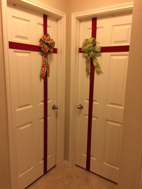 Christmas door ribbon bow gift Gift Wrapped Door, Christmas Door Gift Wrap, Wrapping Paper Door, Red Ribbon Doors Ideas, Christmas Bow Door Decor, Double Door Christmas Bow, Chriatmas Present Door, Christmas Present Decoration, Christmas Decorations Diy Crafts