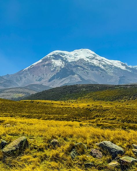 De esos días que agradeces a la vida lo hermosa que es disfrutar de la naturaleza!! El Chimborazo más guapo que nunca!! 🏔️✨😍 #allyouneedisecuador #chimborazo #naturaleza #volcan #montaña #montañas #mountain #ecuador Montana Aesthetic, Ecuador, Montana, Collage, Pins