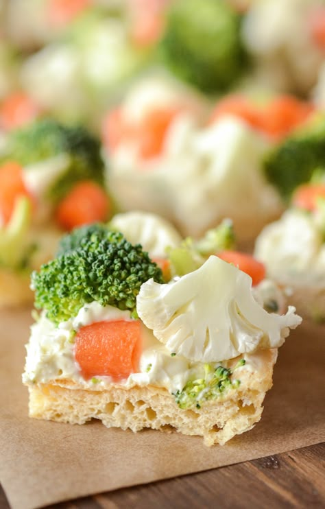 Ranch Veggie Bars - my favorite appetizer for a baby shower or to bring to a work potluck! Veggie Bars Recipe, Veggie Bars, Healthy Potluck, Work Potluck, Overnight Oat, Potluck Dishes, Party Trays, Appetizer Bites, Favorite Appetizers