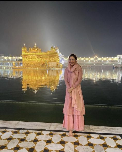 Golden Temple Photo Pose, Outfit For Temple Visit, Golden Temple Outfit Ideas, Temple Outfit Indian, Temple Outfit Ideas, Amritsar Photography, Temple Outfit, Aisha Sharma, Faces Drawing