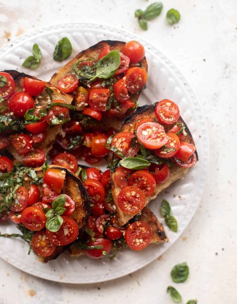 Toasted Crostini, Easy Summer Side Dishes, Tomatoes On Toast, Bruschetta Toppings, Grilled Bruschetta, Grilled Bread, Bruschetta Recipe, Summer Meals, Summer Side Dishes