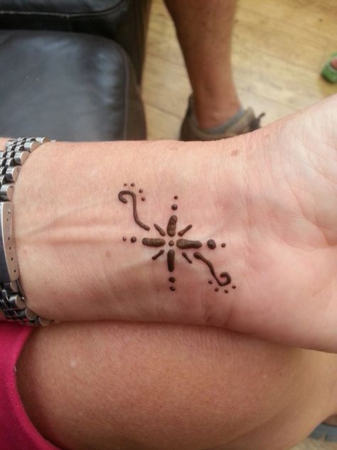 Star henna Space Henna Tattoo, Easy Hannah Tattoos, Henna Tattoo Designs Taylor Swift, Easy Wrist Henna, Henna For Wrist, Easy Flower Henna Designs, Cute Small Henna Designs Hand, Easy Hannah Designs, Simple Henna For Beginners