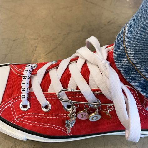 Converse Accessories Diy, Converse Charms, Converse Jewelry, Shoe Accessories Diy, Grunge Shoes, Grunge Accessories, Kandi Bracelets, Personalized Clothes, Shoe Art