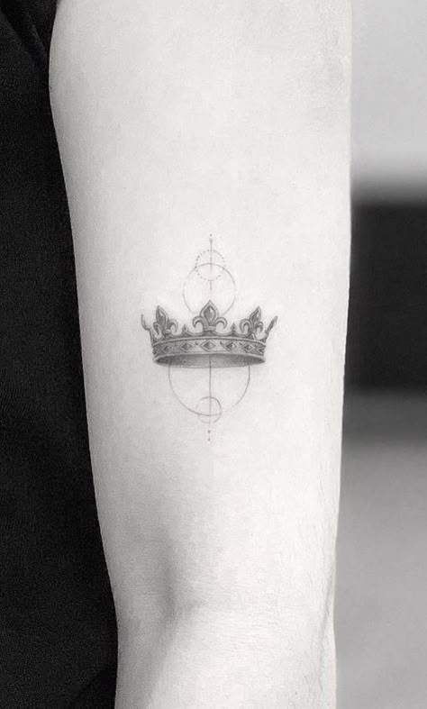 Tattoo New York, King Crown Tattoo, Dragon Link, Crown Tattoos For Women, Anatomical Tattoos, Anniversary Tattoo, Tattoo New, Tato Minimal, Crown Tattoo Design