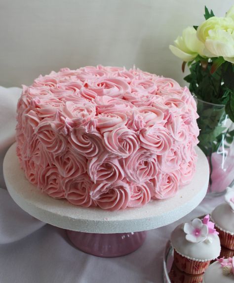 Swirl Icing Cake, Swirl Cake Design, Swirl Cake Recipe, Cake Decorating Roses, Rose Cake Tutorial, Rose Swirl Cake, Rosette Cakes, Rose Icing, Rose Cake Design