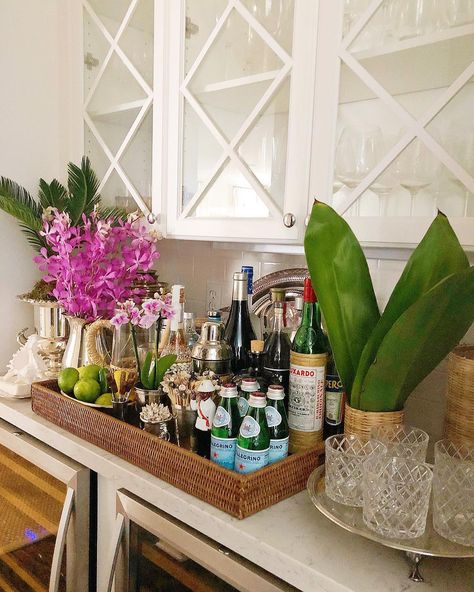 “Weekend Prep 🍹 #luxedecor #luxeentertaining #luxereport #luxereportsesigns #lrd” Home Decor Ideas Kitchen, Bandeja Bar, Home Decor Apartment, Decor Ideas Kitchen, Home Decor Wallpaper, Home Cocktail Bar, Bar Tray, Bar Cart Styling, Beautiful Bars