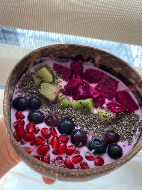 Yogurt bowl with dragon fruit, blueberry, pomegranate, kiwi, chia Fruit Blueberry, Blueberry Pomegranate, Yogurt Bowl, Holistic Nutrition, Food Inspo, Dragon Fruit, Healthy Foods, Kiwi, Acai Bowl