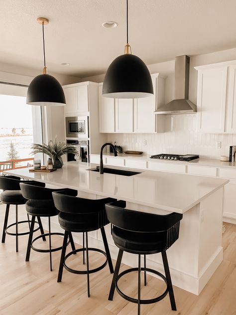 Black Bar Stools Kitchen, Modern Kitchen Stools, Kitchen Makeover Ideas, Modern Barstools, Bar Chairs Kitchen, Farmhouse Bar Stools, Bar Stools Kitchen Island, Black Kitchen Island, Kitchen Stool