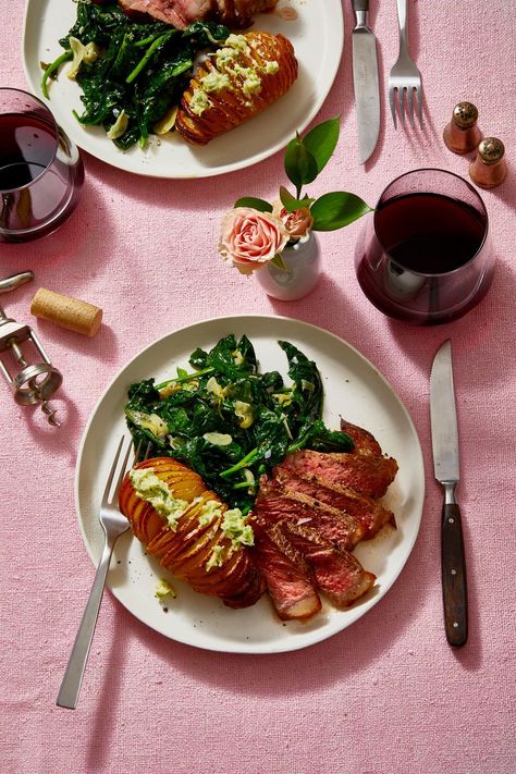 These easy date-night dinner ideas will make it worth eating in. Click through for more romantic dinner for two ideas! #dinnerfortwo #dinnerfortwoonabudget #dinnerfortworomantic #dinnerfortwoeasy #dinnerfortwoathome Romantic Dinner Ideas For Two, Fast Vegetarian Dinner, Easy Romantic Dinner, Romantic Dinner Ideas, Christmas Dinner For Two, Dinner Ideas For Two, Valentines Food Dinner, Night Dinner Recipes, Zucchini Feta