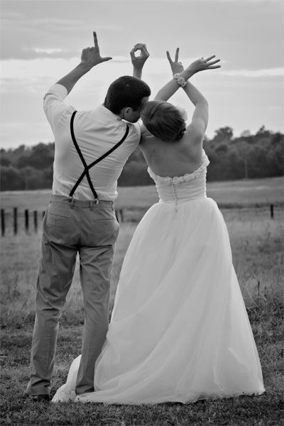 50 must-have photos - I would like to have this pic done even though we are already married. Maybe for our anniversary? Wedding Fotos, Pose Fotografi, Romantic Wedding Photos, Groom Photos, Foto Tips, Prom Pictures, Trik Fotografi, Photo Couple, Jolie Photo