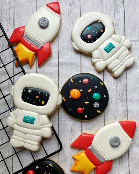 Nasa Birthday Party Ideas, Astronaut Cupcakes, Space Theme Cookies, Astronaut Party Ideas, Astronaut Cookies, Astronaut Party, Boys 1st Birthday Party Ideas, Astronaut Birthday, Boy Birthday Party Themes