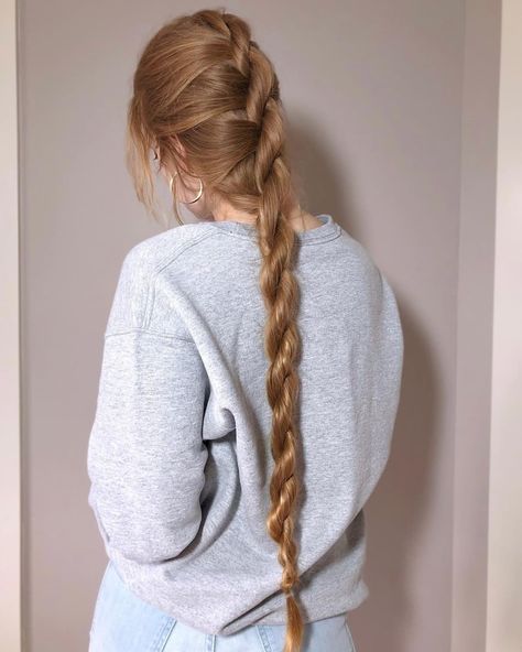 20 Easy Hairstyles for Long Hair in 10 Seconds or Less Edgy Long Hair, Super Easy Hairstyles, Chica Cool, Hair Mistakes, Pose Fotografi, Romantic Fantasy, Super Long Hair, Very Long Hair, Long Hair Girl