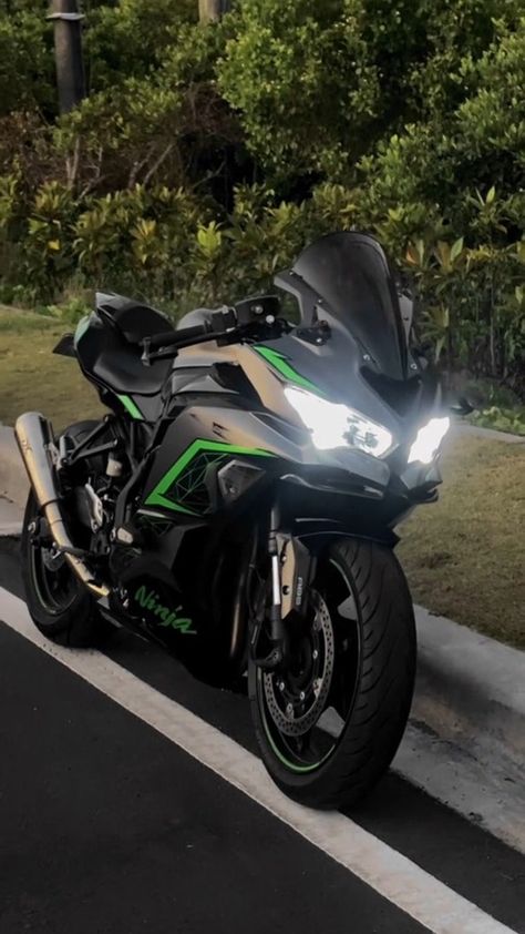 Motor Ninja Zx25r, Ninja Bike, Guys Fashion Casual, Kawasaki Ninja 650, Image Moto, Bike Aesthetic, Ninja 650, Motorcycle Aesthetic, Pretty Bike