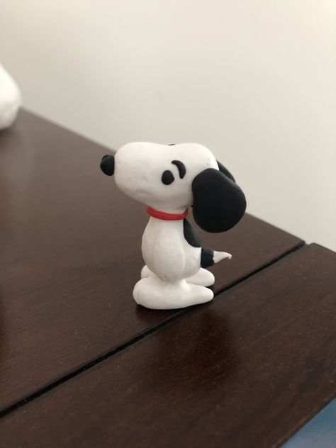 Sculpey Snoopy Snoopy Clay, Easy Clay Sculptures, Clay Moulding, Diy Air Dry Clay, Cute Polymer Clay, Modeling Clay, Clay Art Projects, Clay Figures, Fimo Clay