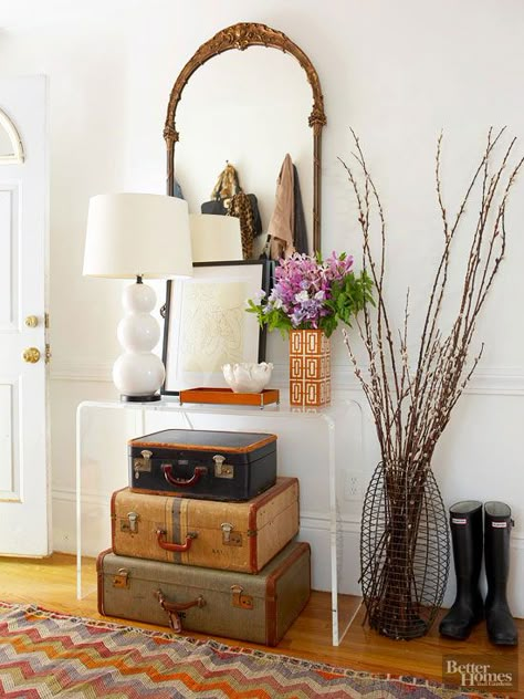 Stacking up vintage suitcases serve a practical purpose and make a pretty display. Suitcase Decor, Suitcase Storage, Pretty Storage, Old Suitcases, Deco Nature, Vintage Suitcases, Foyer Decor, Foyer Decorating, Photo Decor